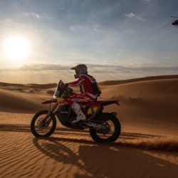 El motociclista australiano del Red Bull Gasgas Factory Racing, Daniel Sanders, recorre las dunas durante la etapa 8 del Rally Dakar 2024 entre Al Duwadimi y Hai, Arabia Saudita. | Foto:PATRICK HERTZOG / AFP