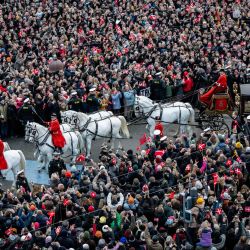El rey Federico X de Dinamarca y la reina María de Dinamarca viajan en un autocar junto a la multitud de simpatizantes de regreso al Palacio de Amalienborg después de la declaración del ascenso del rey al trono, desde el balcón del Palacio de Christiansborg en Copenhague, Dinamarca. | Foto:Ida Marie Odgaard / Ritzau Scanpix / AFP