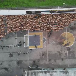Imagen aérea publicada por las Fuerzas Armadas ecuatorianas que muestra a las fuerzas de seguridad vigilando a los reclusos después de recuperar el control de una prisión en Machala, Ecuador. | Foto:Fuerzas Armadas del Ecuador / AFP