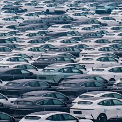 La foto muestra vehículos de nueva energía estacionados en un centro de distribución de Changan Automobile Company en el municipio de Chongqing, en el suroeste de China. | Foto:AFP