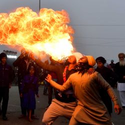 La gente practica artes marciales sikh con motivo de las celebraciones del aniversario del nacimiento del décimo gurú de los sikhs, Guru Gobind Singh, en Patna Sahib, India. | Foto:Sachin Kumar / AFP