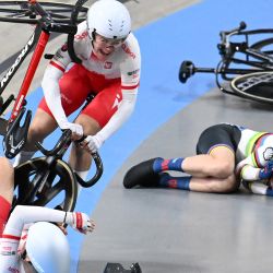 La polaca Daria Pikulik, la polaca Wiktoria Pikulik y la británica Elinor Barker chocan mientras compiten en la carrera femenina de Madison durante el quinto día del Campeonato Europeo de Ciclismo en Pista de la UEC en el estadio cubierto Omnisport en Apeldoorn. | Foto:JOHN THYS / AFP