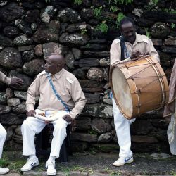 Los juerguistas toman un descanso durante el tradicional festival Reinado de Nuestra Señora del Rosario y Santa Ifigenia en honor a Chico Rei, por las calles históricas de Ouro Preto, Brasil. | Foto:DOUGLAS MAGNO / AFP