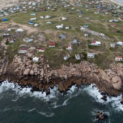 Vista aérea de Cabo Polonio, Departamento de Rocha, sureste de Uruguay. El remoto pequeño pueblo de pescadores de Cabo Polonio se encuentra en un cabo entre dos largas franjas de playas vacías en el Parque Nacional Cabo Polonio en la costa atlántica de Uruguay. Esta emblemática y tranquila aldea, sin Wi-Fi, electricidad, agua corriente ni calles, atrae a turistas tranquilos de todos los ámbitos de la vida. | Foto:SANTIAGO MAZAROVICH / AFP