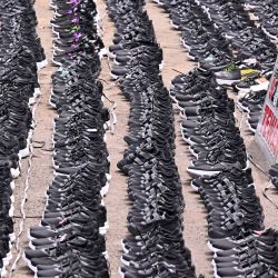 Zapatos que representan a niños palestinos asesinados se exhiben mientras activistas musulmanes de Filantropi Muda Indonesia realizan una manifestación por la paz para apoyar al pueblo palestino frente a la embajada de Estados Unidos en Yakarta. | Foto:ADEK BERRY / AFP
