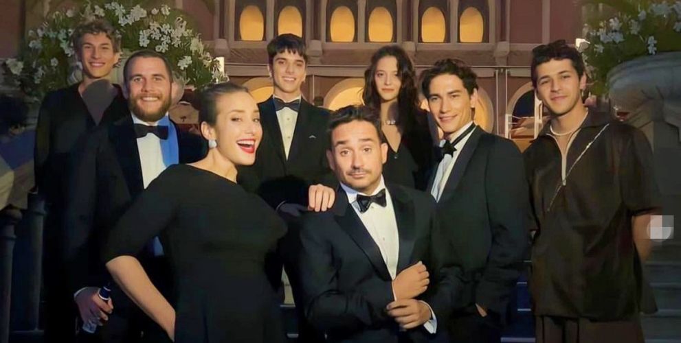 J.A.Bayona con María L.Berch, y Agustín Pardella, Santiago Vaca Narvaja, Matías Recalt, Alfonsina Carroccio, Enzo Vogrincic, y Simón Hempé. 