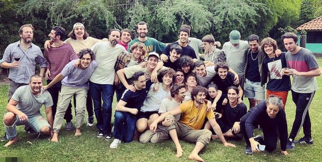 'La sociedad de la nieve' en Argentina: Juan Antonia Bayona en una reunión con el elenco en 2023.