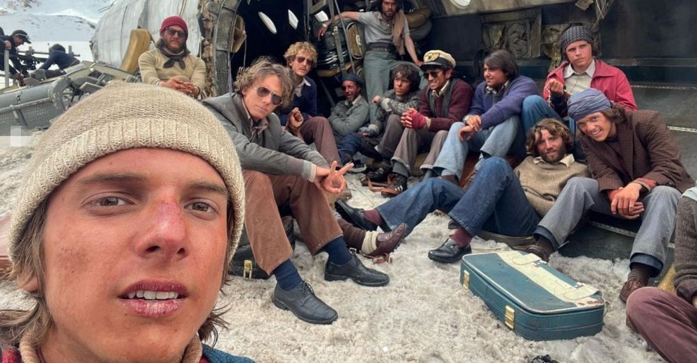 'La sociedad de la nieve': en primer plano, Matías Recalt (R.Canessa) y el resto del elenco.