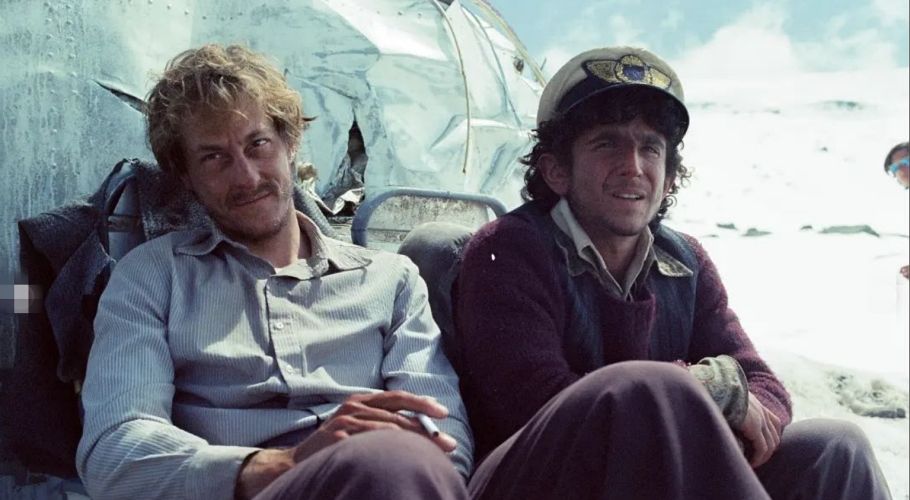 'La sociedad de la nieve': los argentinos Esteban Kukuriczka (Adolfo Strauch) y Tomás Wolf (Gustavo Zerbino).