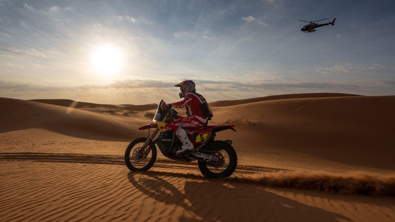 El motociclista australiano del Red Bull Gasgas Factory Racing, Daniel Sanders, recorre las dunas durante la etapa 8 del Rally Dakar 2024 entre Al Duwadimi y Hai, Arabia Saudita. | Foto:PATRICK HERTZOG / AFP