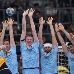 El lateral izquierdo de Suecia Eric Johansson dispara la pelota durante el partido del Campeonato Europeo de hándbol EHF EURO 2024 masculino Grupo E Suecia contra Holanda en Mannheim, Alemania occidental. | Foto:KIRILL KUDRYAVTSEV / AFP
