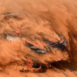 El piloto sueco del equipo Audi Sport, Mattias Ekstrom, y su copiloto sueco, Emil Bergkvist, conducen su coche en las dunas durante la etapa 8 del Rally Dakar 2024, entre Al Duwadimi y Hail, Arabia Saudita. | Foto:PATRICK HERTZOG/AFP