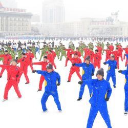 Esta fotografía muestra a funcionarios públicos de comités, provincias y agencias centrales actuando en la Plaza Kim Il Sung en la nieve en Pyongyang. | Foto:KCNA VIA KNS / AFP