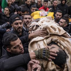 Los dolientes palestinos llevan un cuerpo durante la procesión fúnebre de Ahmed y Jalal Jabarin, quienes fueron asesinados a tiros por tropas israelíes cuando su automóvil atravesó un puesto de control cerca de la ciudad de Hebrón, en la aldea de Sair, en el sur de Cisjordania. | Foto:MARCO LONGARI / AFP