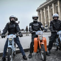 Los entusiastas de los vehículos se sientan en ciclomotores antiguos cerca de la explanada del Trocadero mientras se ve la Torre Eiffel al fondo durante el 24º desfile de vehículos antiguos "Traversee de Paris" en París. | Foto:STEPHANE DE SAKUTIN / AFP