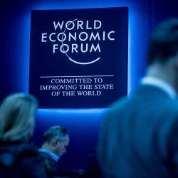 Los participantes esperan una sesión en la reunión anual del Foro Económico Mundial (FEM) en Davos. | Foto:FABRICE COFFRINI / AFP