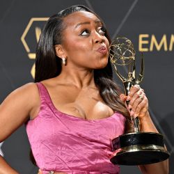 Mejor actriz principal en una serie de comedia Quinta Brunson, Abbott Elementary, posa en la sala de prensa durante la 75a edición de los premios Emmy en el Peacock Theatre de L.A. Live en Los Ángeles. | Foto:Robyn Beck / AFP