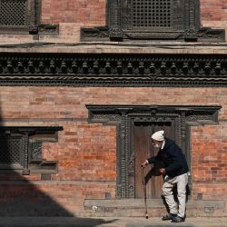 Un hombre camina por la plaza Bhaktapur Durbar, declarada Patrimonio de la Humanidad por la UNESCO, en Bhaktapur, a unos 12 km al sureste de Katmandú, Nepal. | Foto:PRAKASH MATHEMA / AFP