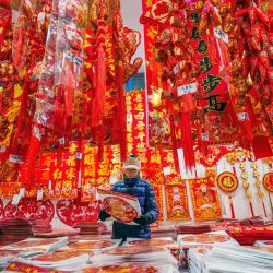 Una clienta selecciona decoraciones para el Festival de la Primavera en un mercado, en el distrito de Yutian, en la provincia de Hebei, en el norte de China. | Foto:Xinhua/Liu Mancang