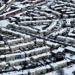 Una vista aérea muestra la nieve que cubre la iglesia y las casas de St James en Birkenhead, noroeste de Inglaterra. | Foto:PAUL ELLIS / AFP