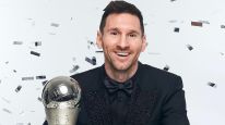 Lionel Messi con su premio The Best 2022