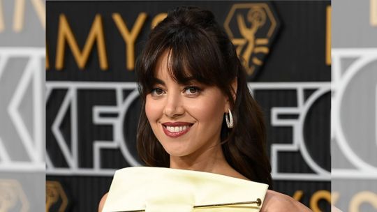Emmy 2024: Aubrey Plaza llevó un diseño Loewe que se convirtió en meme gracias a un detalle particular