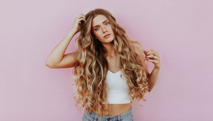 4 cortes ideales para que tu pelo ondulado sea el protagonista del verano 2026