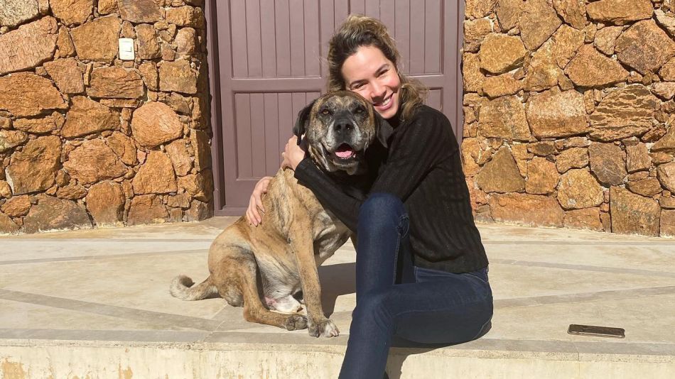 Elina Costantini y su perro Feliz