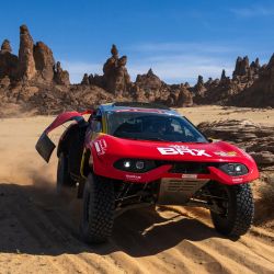 El piloto francés del equipo Bahrain Raid Xtreme, Sebastien Loeb, y su copiloto belga, Fabian Lurquin, conducen su coche durante la etapa 9 del rally Dakar 2024, entre Hail y Al-Ula, Arabia Saudita. | Foto:PATRICK HERTZOG /AFP