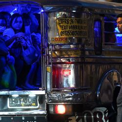 Esta foto muestra a los pasajeros esperando jeepneys en una calle de Manila. Los conductores de taxis colectivos filipinos organizaron una ruidosa protesta en la capital, Manila, por el plan del gobierno de eliminar gradualmente los vehículos que escupen humo en todo el país y reemplazarlos por minibuses modernos. | Foto:JAM STA ROSA / AFP