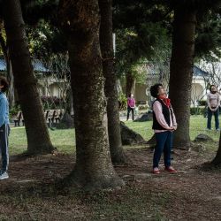 La gente practica qigong, un ejercicio físico y mental que combina movimientos corporales lentos y respiración profunda, en un grupo en el Salón Conmemorativo de Chiang Kai-shek en Taipei. | Foto:Yasuyoshi Chiba / AFP
