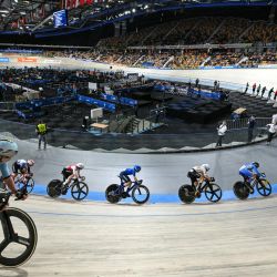 Los ciclistas compiten en la carrera Scratch del Omnium femenino durante el tercer día del Campeonato Europeo de Ciclismo en Pista de la UEC en el estadio cubierto Omnisport en Apeldoorn. | Foto:JOHN THYS / AFP