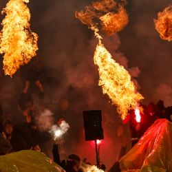 Los partidarios agitan bengalas en las tribunas durante una exhibición de pirotecnia antes del partido de fútbol francés L1 entre RC Lens y Paris Saint-Germain (PSG) en el Stade Bollaert-Delelis en Lens, norte de Francia. | Foto:Sameer Al- Doumy/AFP