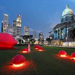 Personas observan instalaciones de luz durante una vista previa para medios del Festival de la Luz a la Noche, en el distrito cívico de Singapur. | Foto:Xinhua/Then Chih Wey