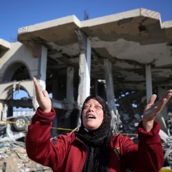Una mujer palestina reacciona frente a un edificio destruido en el campo de refugiados de Al-Maghazi en el centro de la Franja de Gaza, en medio de batallas en curso entre Israel y el grupo palestino Hamas. | Foto:AFP