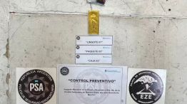 Un matrimonio despachó dos valijas con siete lingotes de oro ocultos en paquetes de yerba