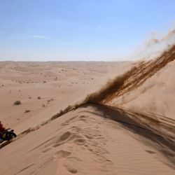 El motociclista chileno del Monster Energy Honda Team, Pablo Quintanilla, compite en la etapa 5 del rally Dakar 2024 entre Al Hofuf y Shubaytah. | Foto:PATRICK HERTZOG / AFP