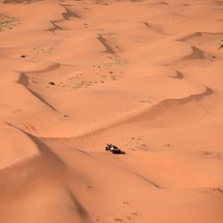 El piloto francés de Bahrain Raid Xtreme, Sebastien Loeb, y su copiloto belga, Fabian Lurquin, conducen su coche en las dunas durante la etapa 8 del Rally Dakar 2024, entre Al Duwadimi y Hail, Arabia Saudita. | Foto:PATRICK HERTZOG/AFP