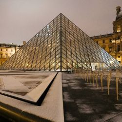 Esta fotografía muestra el suelo cubierto de nieve del museo del Louvre en París, con la pirámide del Louvre, diseñada por el arquitecto chino-estadounidense Ieoh Ming Pei, al fondo. | Foto:DIMITAR DILKOFF / AFP