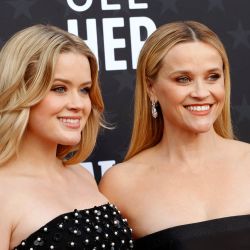 La actriz estadounidense Reese Witherspoon y su hija Ava Elizabeth Phillippe llegan a la 29ª edición de los Critics Choice Awards en el Barker Hangar de Santa Mónica, California. | Foto:Michael Tran / AFP