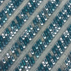 La fotografía aérea muestra vehículos de nueva energía estacionados en un centro de distribución de Changan Automobile Company en el municipio de Chongqing, en el suroeste de China. | Foto:AFP