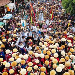 La gente actúa durante la celebración de la fiesta tradicional de los "Parachicos" en Chiapa de Corzo, Estado de Chiapas, México. | Foto:Raúl Vera/AFP