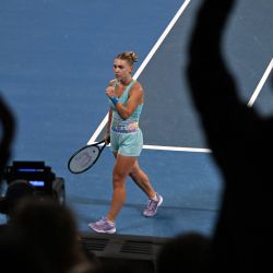 La rusa Maria Timofeeva celebra ganar el segundo set contra la danesa Caroline Wozniacki durante su partido individual femenino en el cuarto día del torneo de tenis Abierto de Australia en Melbourne. | Foto:William West / AFP