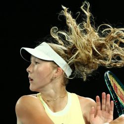 La rusa Mirra Andreeva sirve contra la tunecina Ons Jabeur durante su partido individual femenino en el cuarto día del torneo de tenis Abierto de Australia en Melbourne. | Foto:DAVID GRAY / AFP