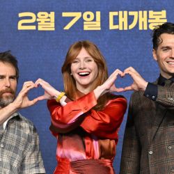 Los actores estadounidenses Sam Rockwell y Bryce Dallas Howard posan con el actor británico Henry Cavill durante una conferencia de prensa para promocionar su película "Argylle" en Seúl. | Foto:JUNG YEON-JE / AFP