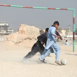 Niños afganos juegan fútbol bajo el clima frío en un terreno polvoriento, en la aldea de Alokhil, en Kabul, capital de Afganistán. | Foto:Xinhua/Saifurahman Safi