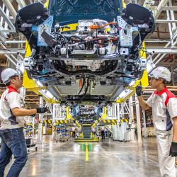 Trabajadores laboran en la planta de manufactura de Great Wall Motors (GWM), en Rayong, Tailandia. | Foto:Xinhua/Wang Teng