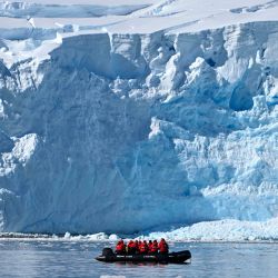 Turistas a bordo de un lúgubre barco del crucero L'Austral visitan el estrecho de Gerlache, que separa el archipiélago de Palmer de la Península Antártica. | Foto:JUAN BARRETO/AFP