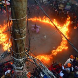 Un hombre sikh demuestra sus habilidades durante una procesión religiosa con motivo del aniversario del nacimiento del décimo gurú de los sikhs, Guru Gobind Singh, en Prayagraj, India. | Foto:SANJAY KANOJIA / AFP