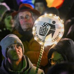 Un hombre sostiene un cartel "Mantenga limpio su entorno" durante una manifestación contra el extremismo de derecha y la política del partido de extrema derecha Alternativa para Alemania (AfD), en Colonia, Alemania occidental. | Foto:INA FASSBENDER / AFP